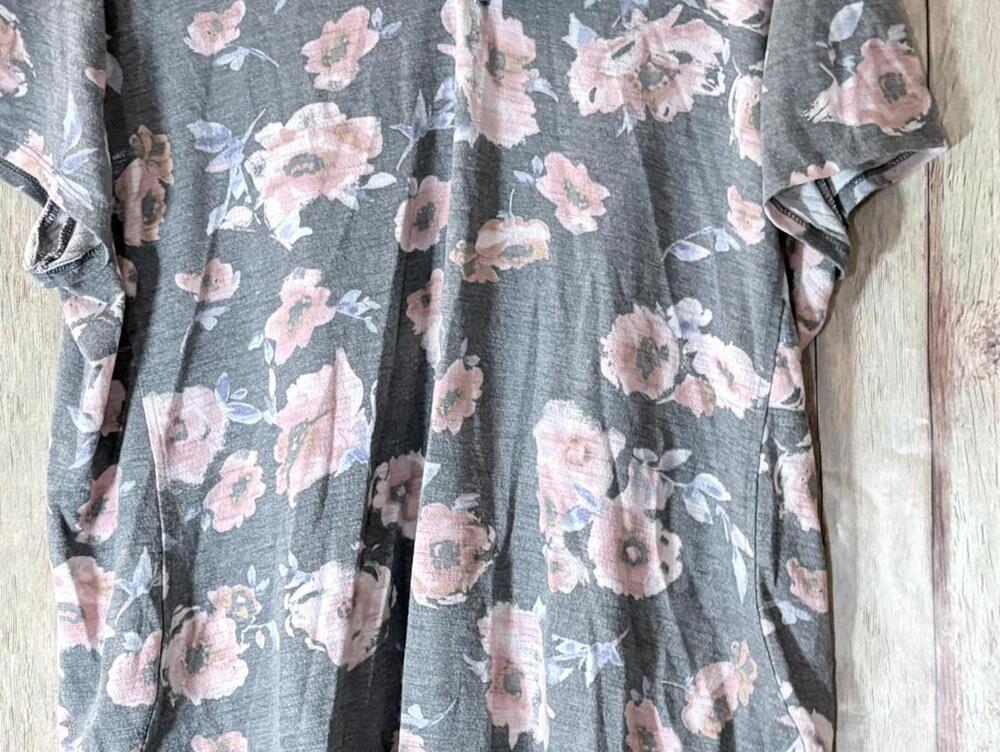 LC Lauren Conrad Gray Floral Print Short Sleeve Top with Lace Hem and Back Tie - Picture 4 of 11